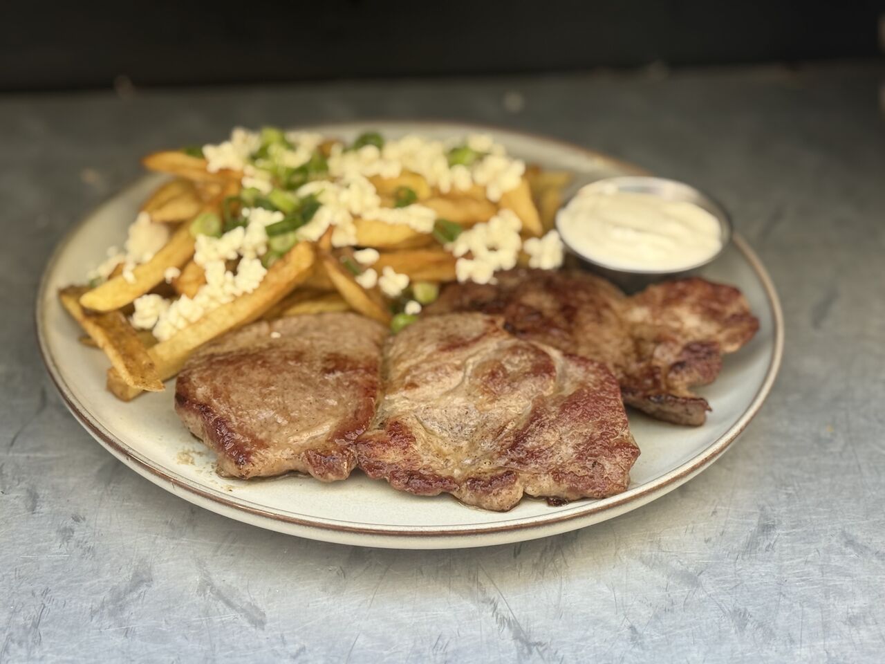 Ceafa de porc la gratar cu cartofi prajiti 