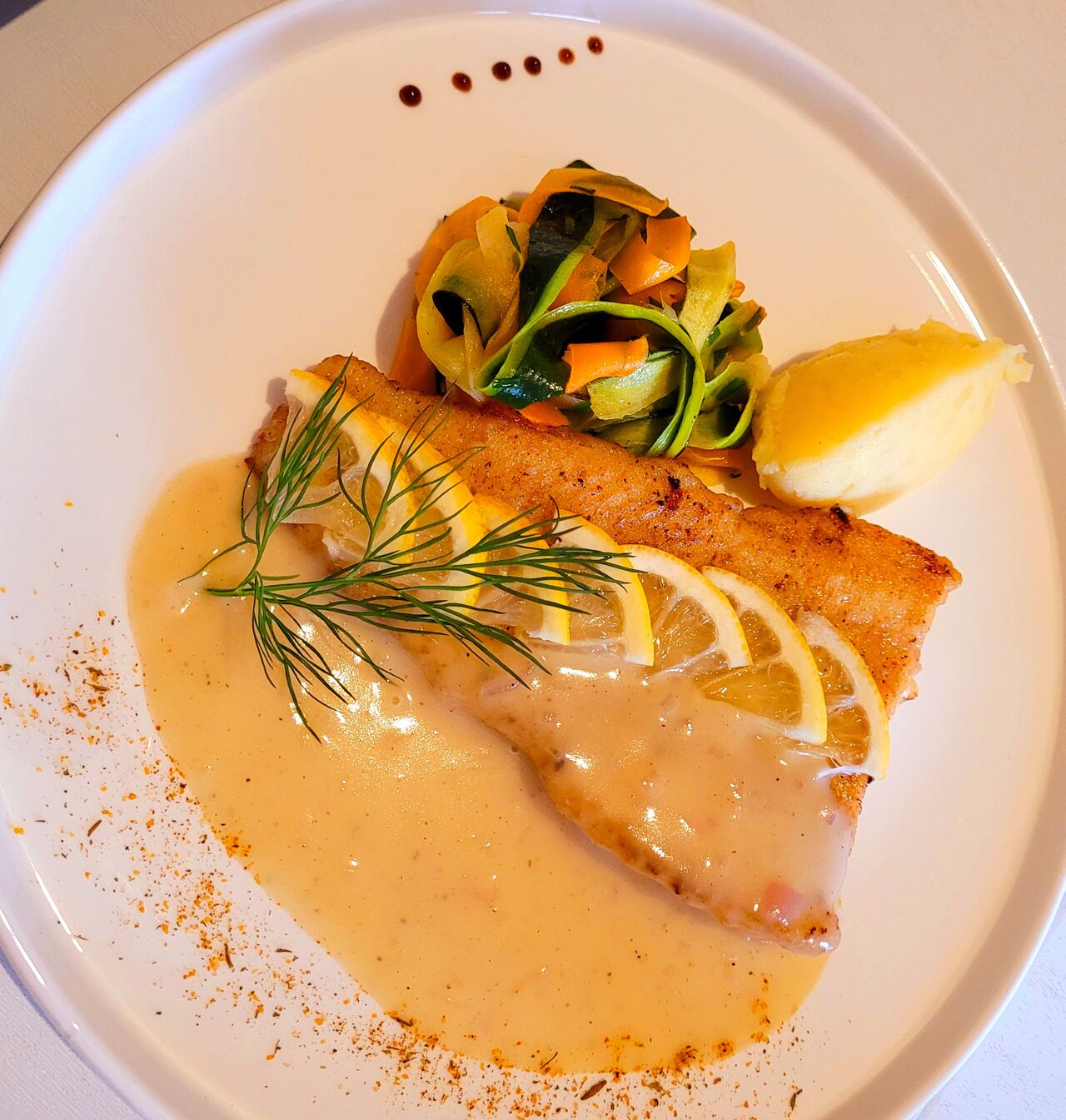 Filet de loup sauce champagne et tagliatelles de légumes.