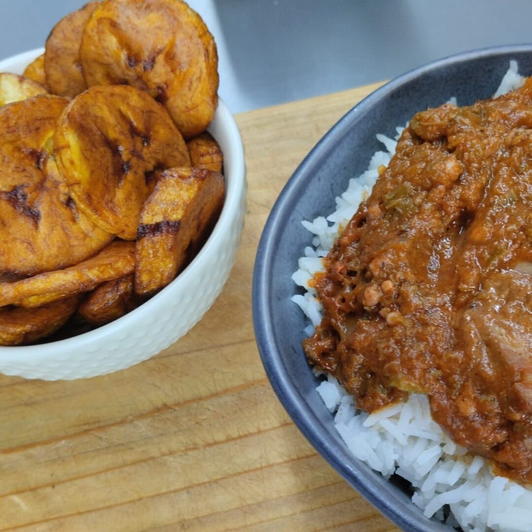 Salsa di Okra con riso e platano fritto