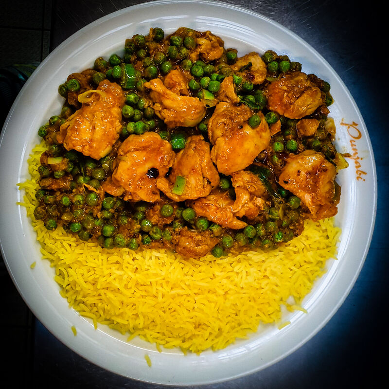 Chicken Achar Masala - Hähnchen und grüne Erbsen in indischer Sauce mit Basmatireis