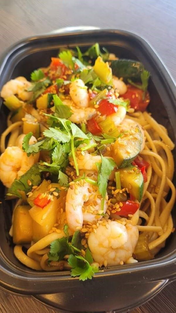 Linguines aux crevettes et légumes croquants sautées à l’huile de sésame