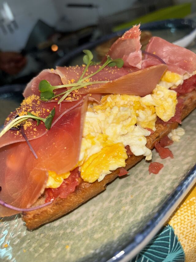 Huevos revueltos con tomate y Serrano