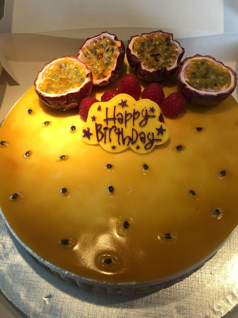 Bavarois framboises passion avec un biscuit cuillère , une mousse framboise et une mousse passion avec un glaçage miroir passion