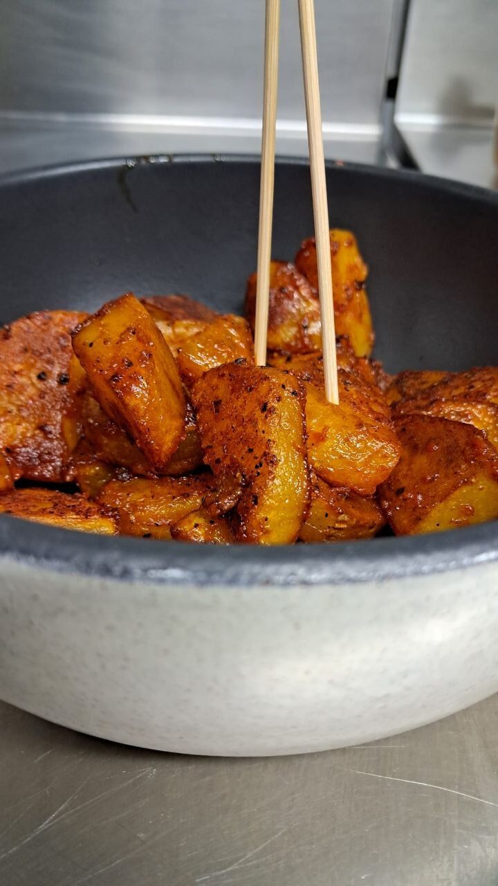 patata bravas in salsa bravas