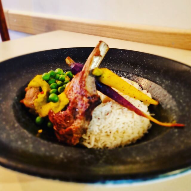 Seco de Cordero : Agneau et sa SAUCE coriandre acc. Riz et Haricots Blancs.