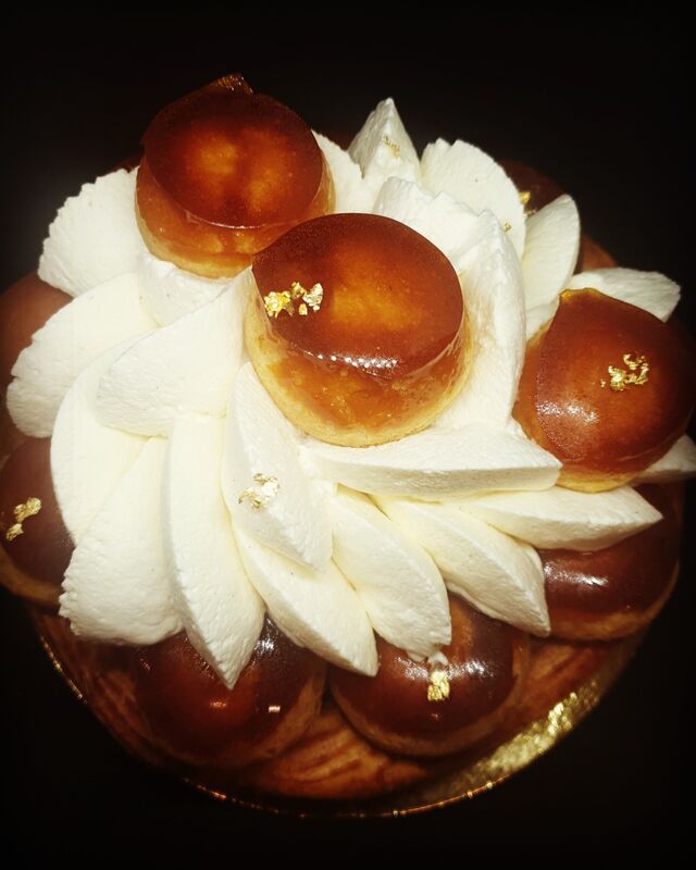 Pourquoi faire simple quand on peut faire compliqué ? Le St Honoré Mélange de Pâte a choux, Feuilletage, Caramel et Chantilly !