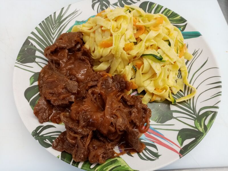 Sauté de boeuf au saté , tagliatelles fraiches et tagliatelles de légumes 