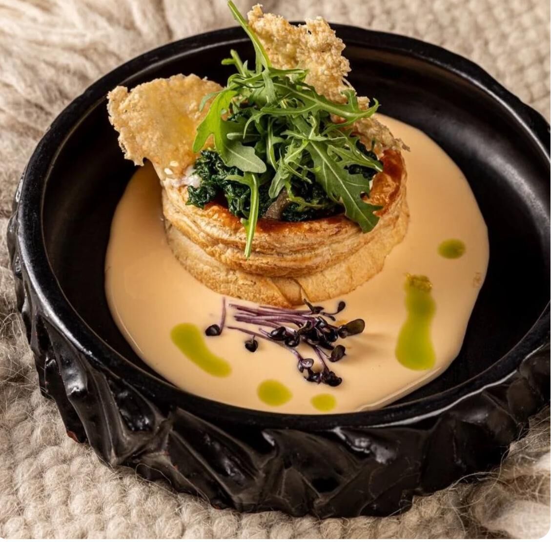 Blätterteigpasteten mit Waldpilzen, Käse und Käsesauce