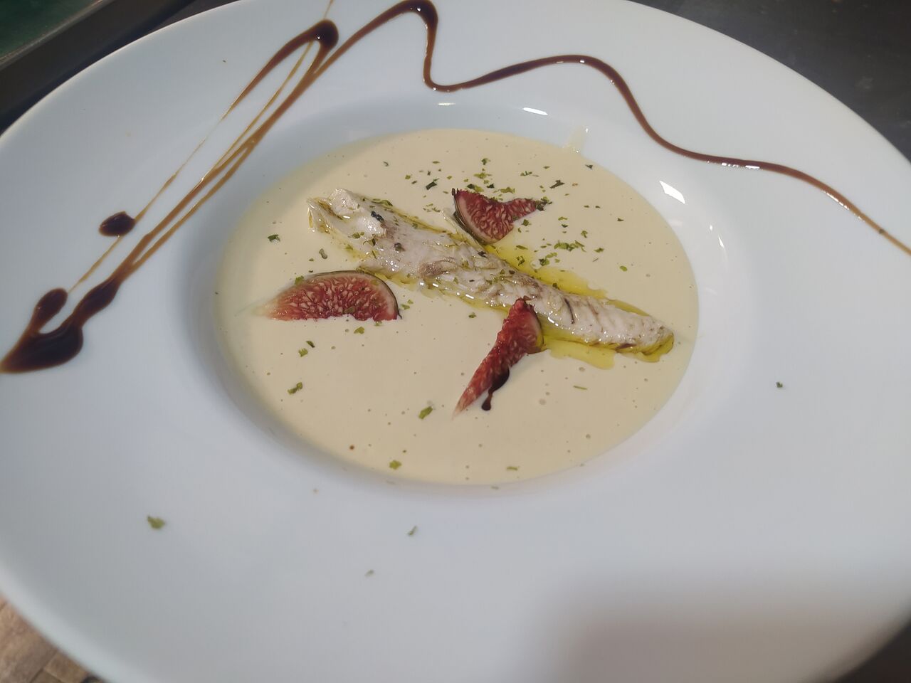Ajoblanco de anacardos con filetes de melva e higos frescos