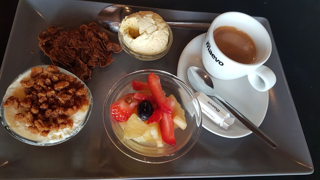 CAFE GOURMAND : café, rose des sables, tiramisu, salade de fruit et boule de glace