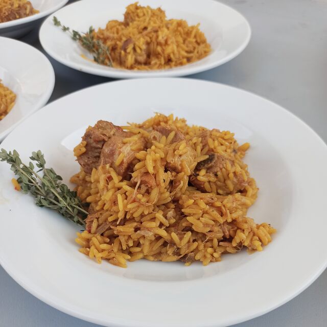 Arroz campero con costillas ibéricas y pollo de corral