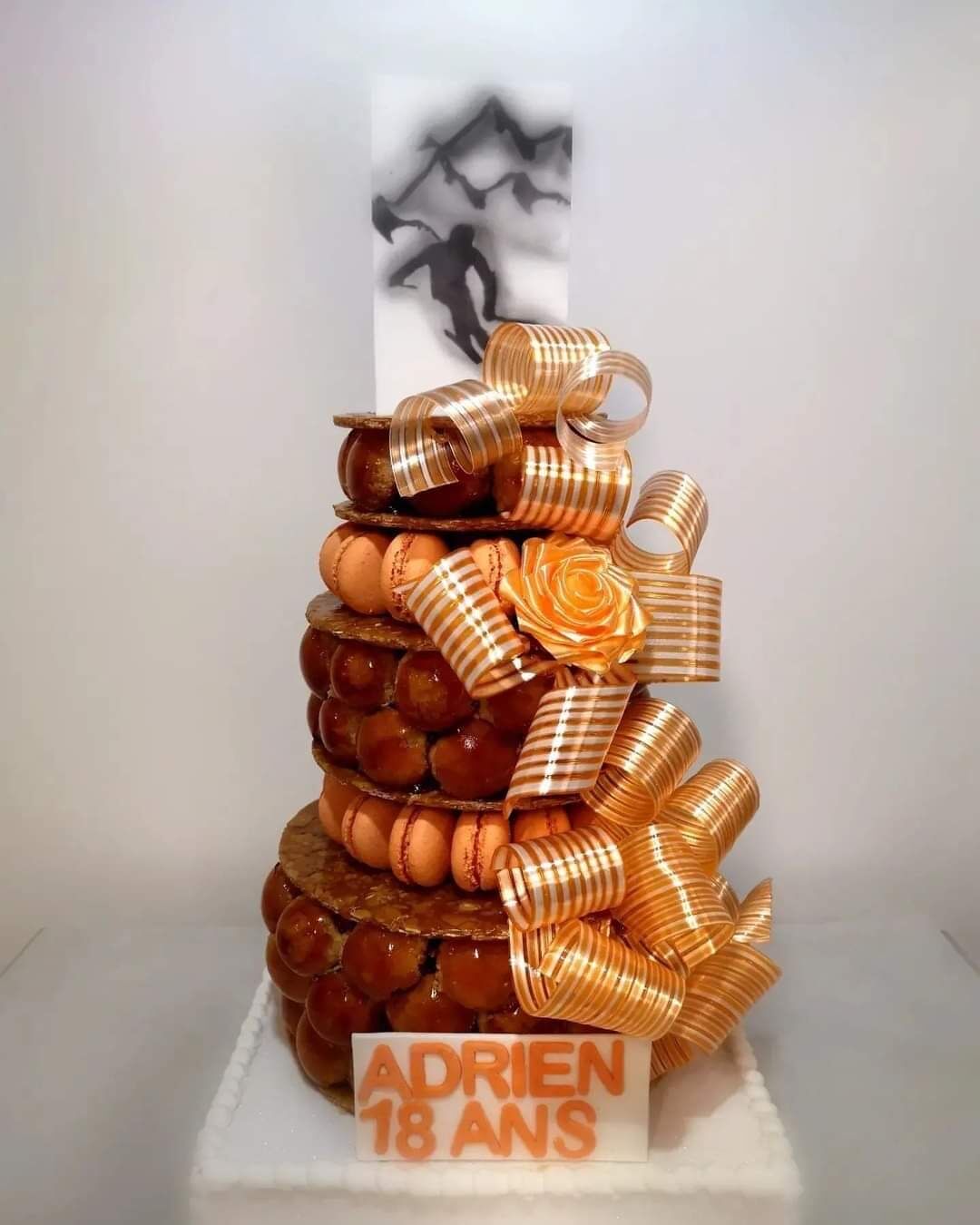 Pièce montée (assemblage de choux et de macarons - décor sucre)