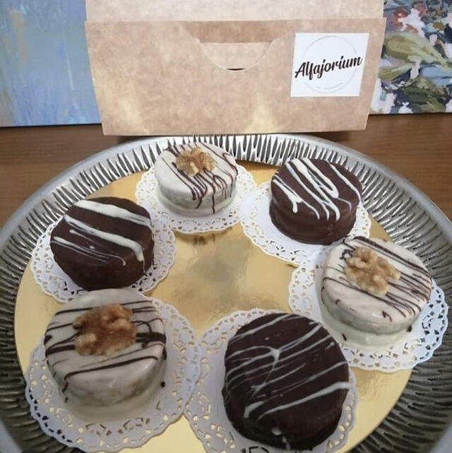 Te proponemos estos ricos alfajores de Alfajorium... deliciosa galleta, rellenos de dulce de leche y cubiertos de chocolate... 