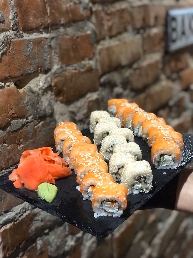 Скуштуй суші в PIZZA Roma, і неодмінно повернётся знову