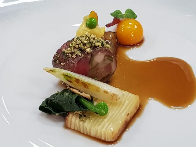 Filetto di agnello a bassa temperatura on panur al timo e torta di patate