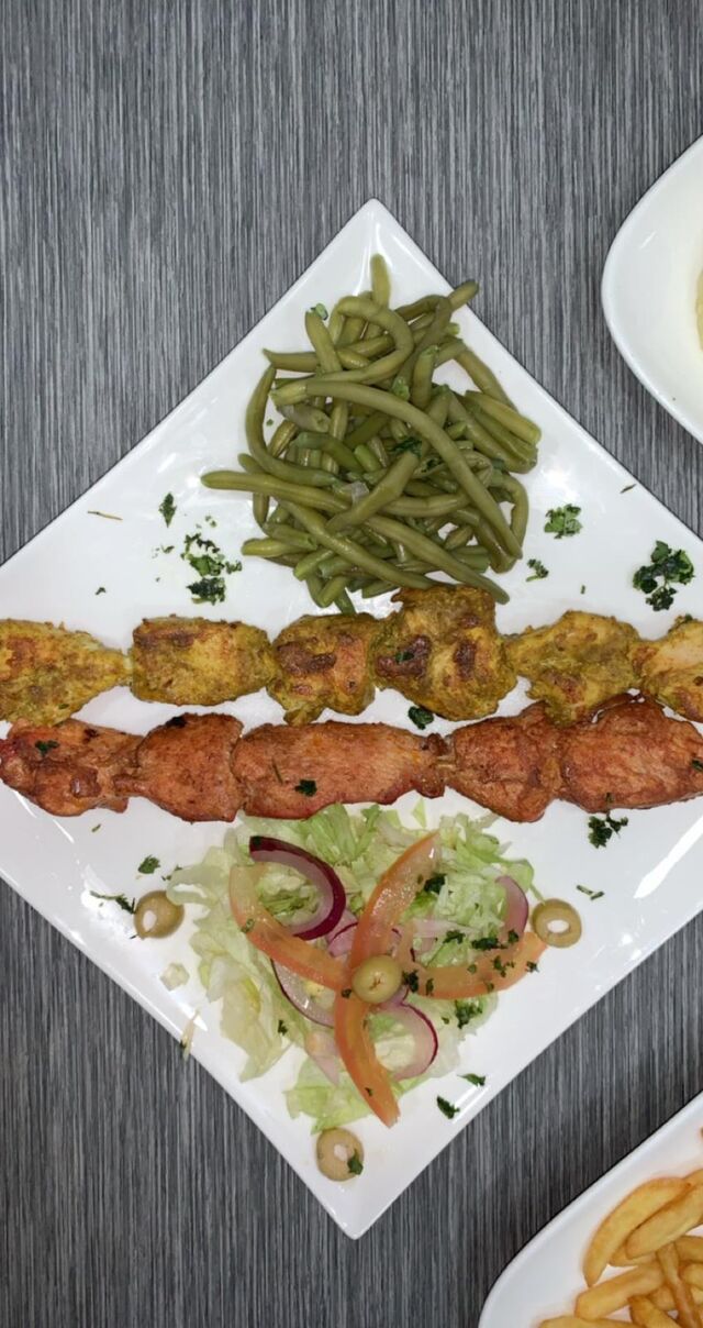 Brochette de poulet mariné + salade + haricot