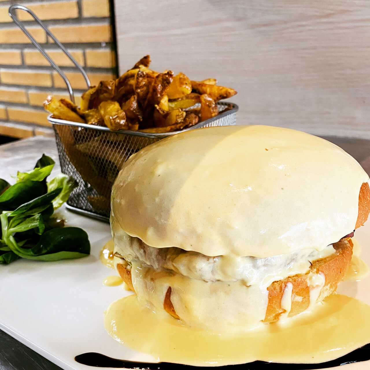 Burger cheese 16€
steak haché de boeuf tomate salade cheddar coppa