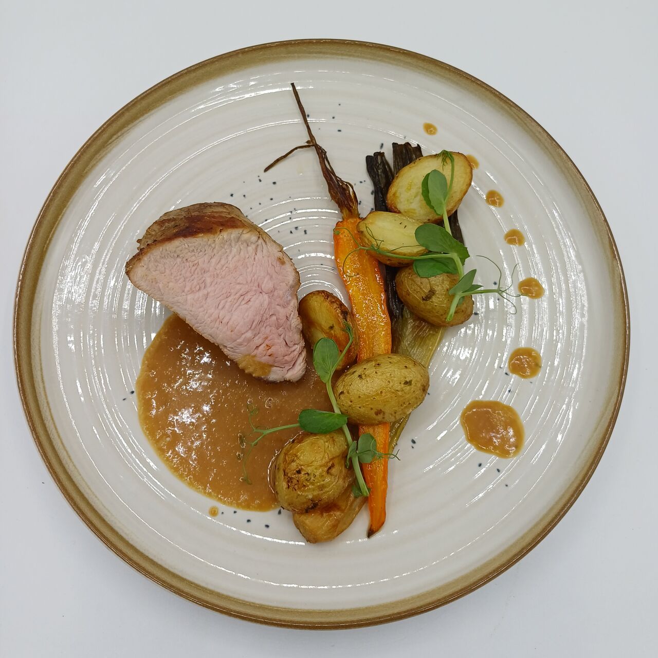 Quasi de veau rosé, Grenailles confites à l'ail des ours ...