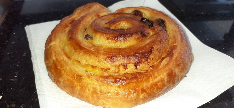 Pain aux raisins dorés à point