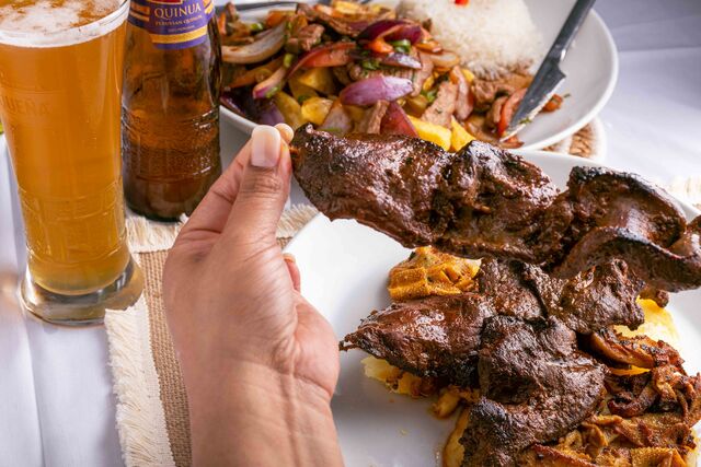 Anticucho con Rachi y al fondo nuestro Lomo Saltado para la sed nuestra Cusqueña de Quinua