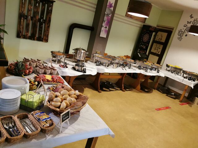 Buffet Dessert und warme Speisen