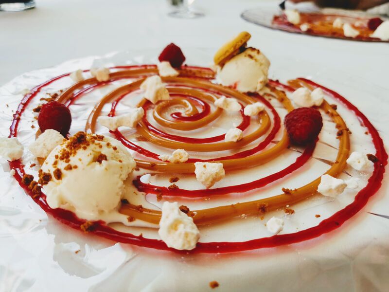 un des nombreux plats du menu dégustation présenté chaque midi en semaine ... Photo prise par une fidèle cliente