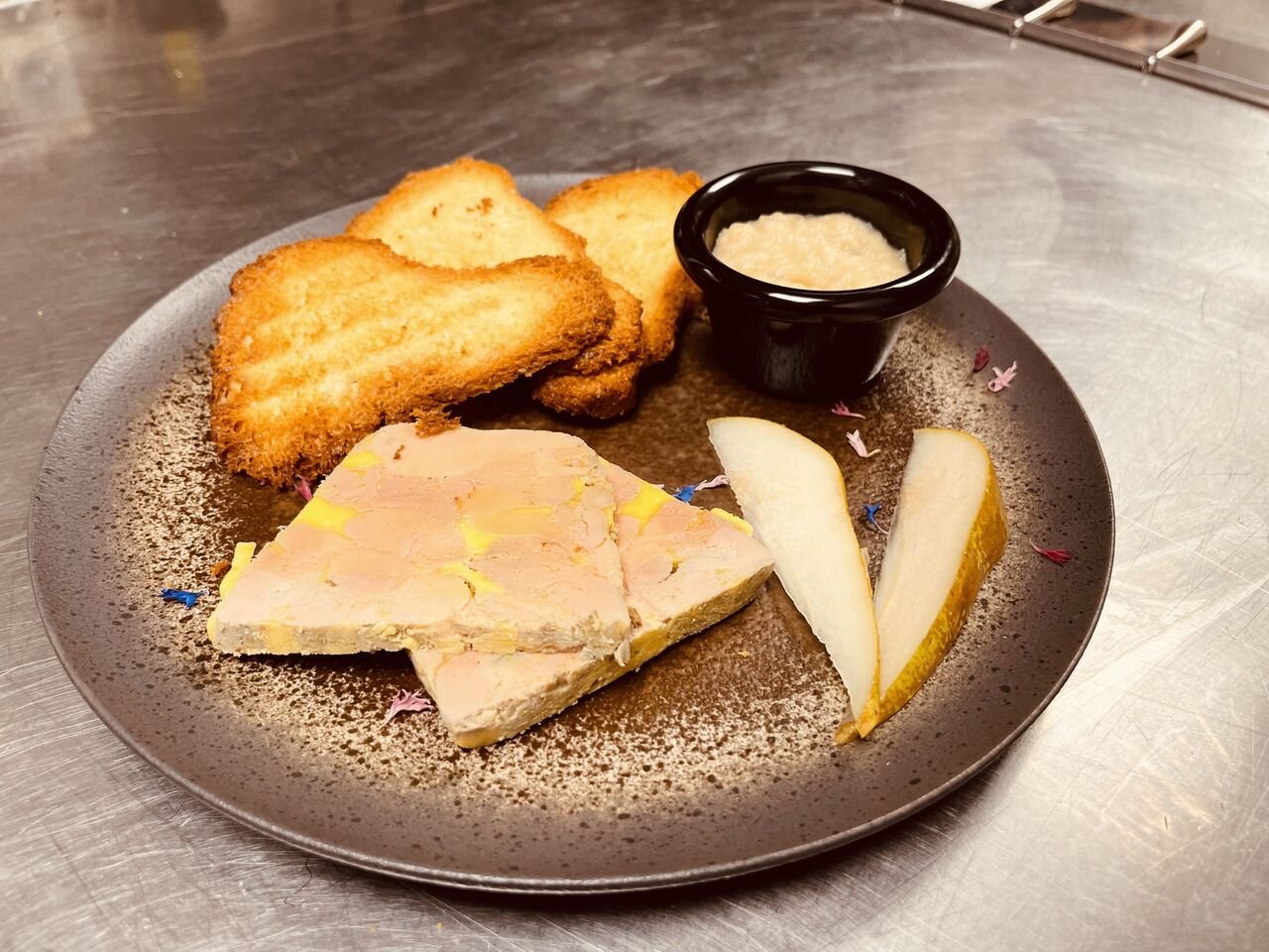 Notre Foie gras MAISON biensur, mariné aux épices, gateau mollet et compotée poire badiane. Un régal à l’approche des fêtes !