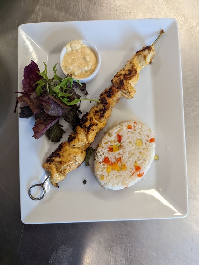 Brochette de poulet au citron et riz aux poivrons 