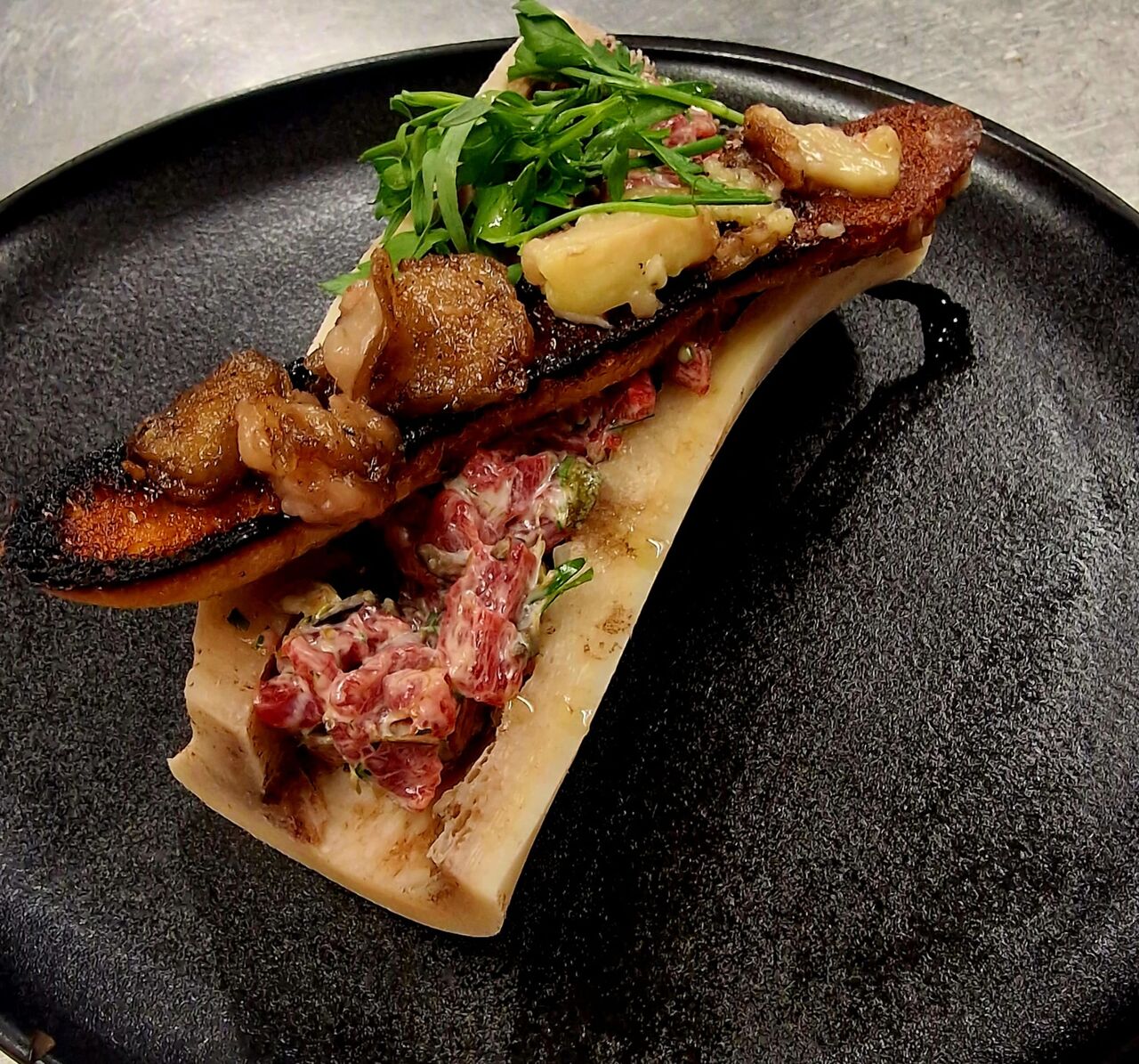 -LE BOEUF
Tartare de bœuf servi dans son os a moelle