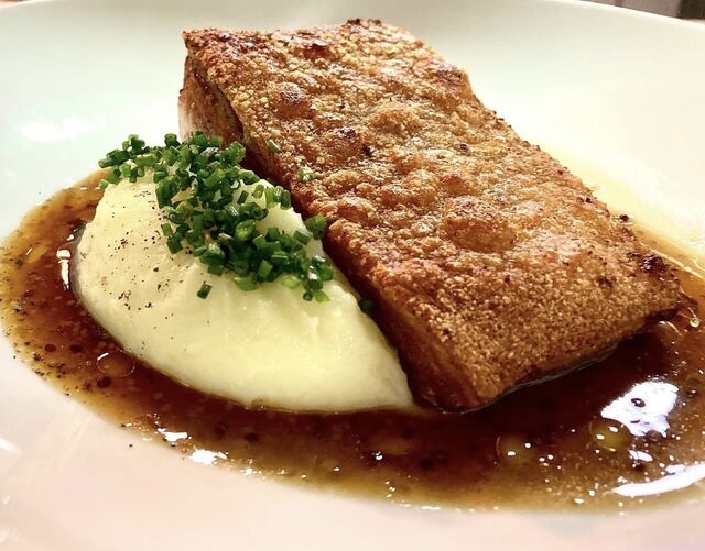 Cochinillo Encostrado con Salsa de Naranja y Mostaza