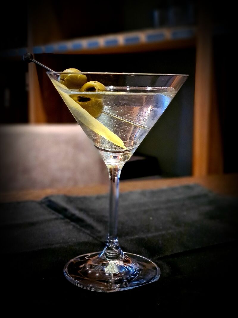 COCKTAIL.... Vodka / Martini / Olive / Zeste de citron