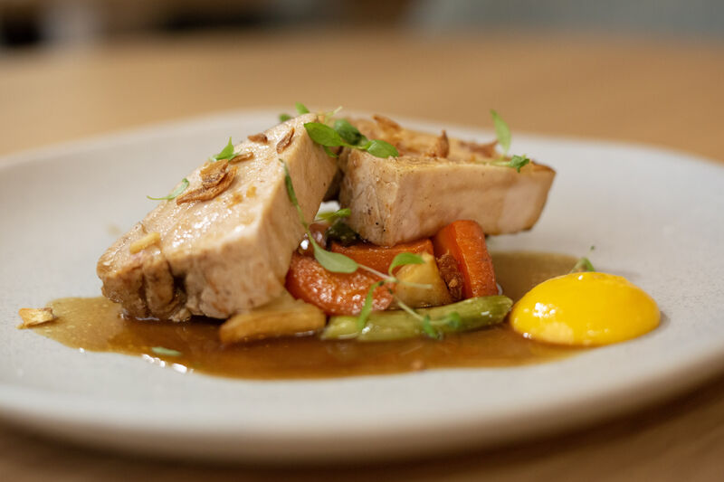 Côte de cochon cuisson basse température, légumes de saison rôtis, jus de cochon tranché et condiment clémentine