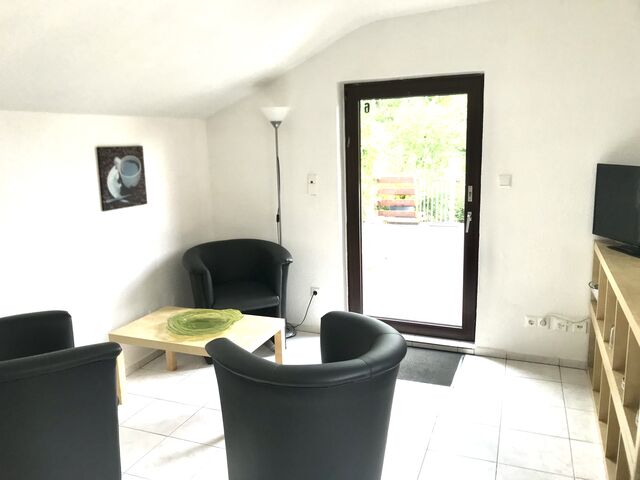 z.B. gemütlicher Platz mit Blick auf Dachterrasse und Garten im Apartment für bis 6 Personen