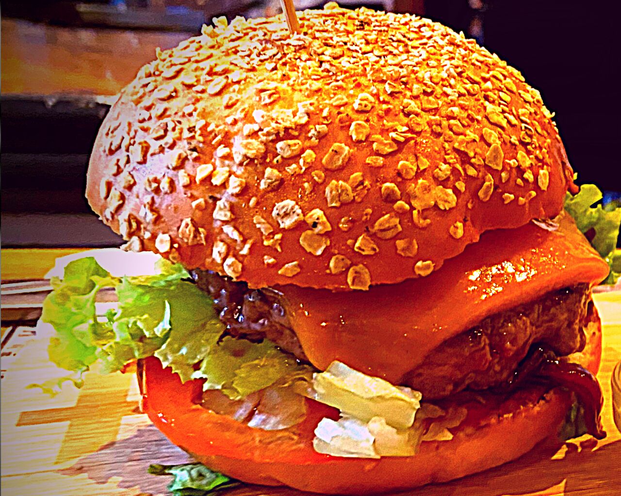 BASILE
steak charolais, cheddar, salade, tomates, compotée d'oignons