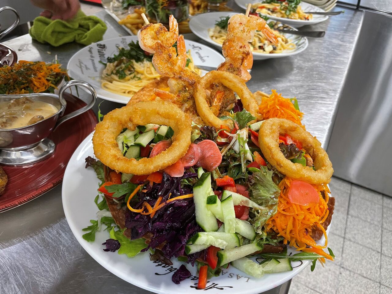 Salat mit Garnelenspieß in der Taco-Schale