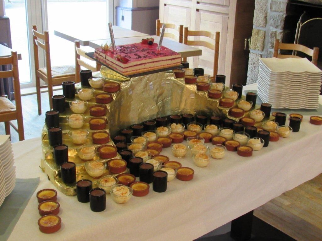 Présentation buffet de desserts pour banquet