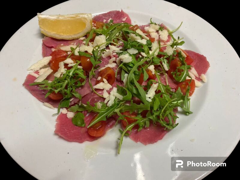 Carpaccio di fassona rucola e pomodorini