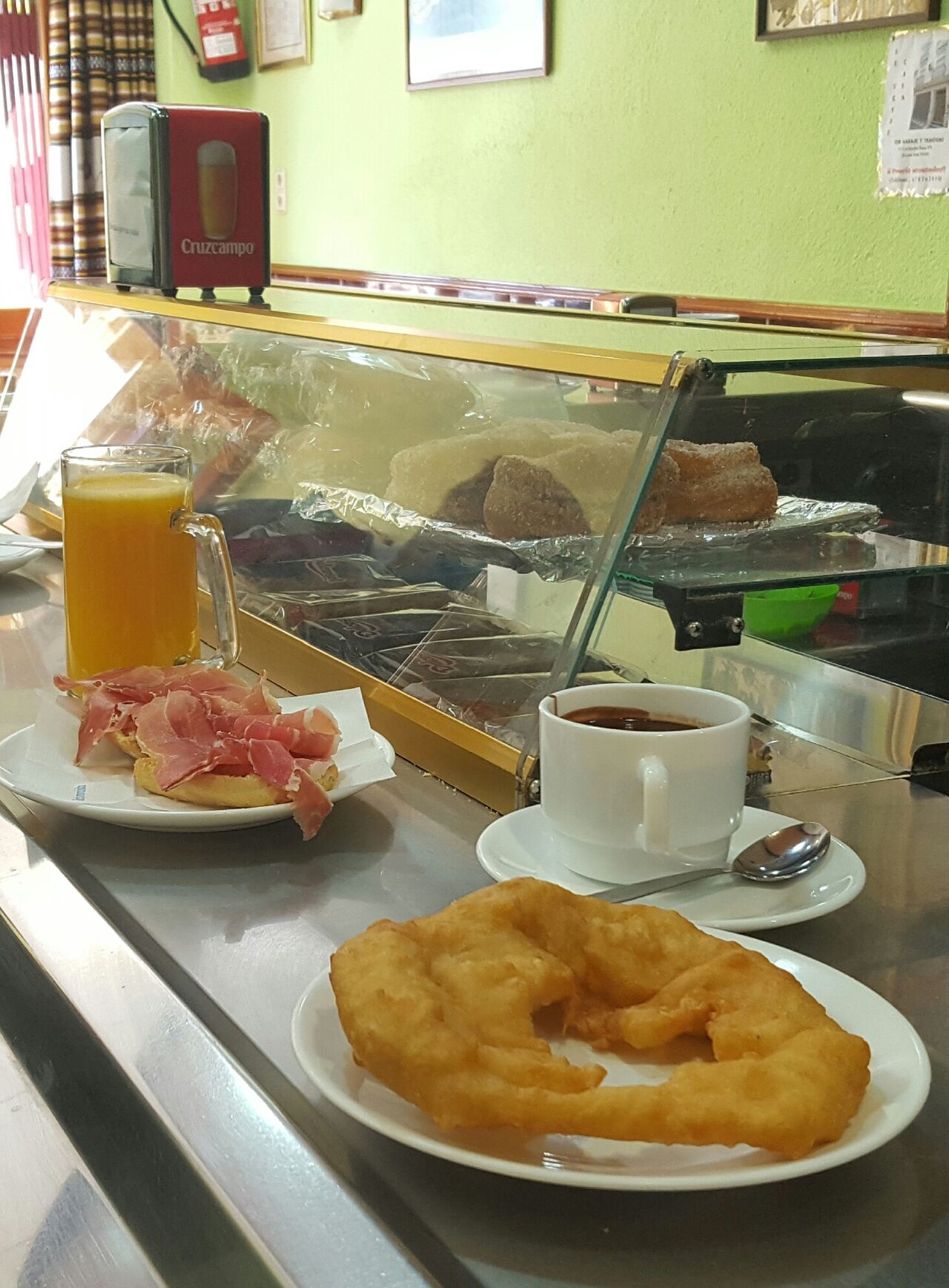 Gran variedad para desayunar, siempre con calidad. Especialidad en buñuelos con chocolate. Y riquísimas tostadas de jamón.