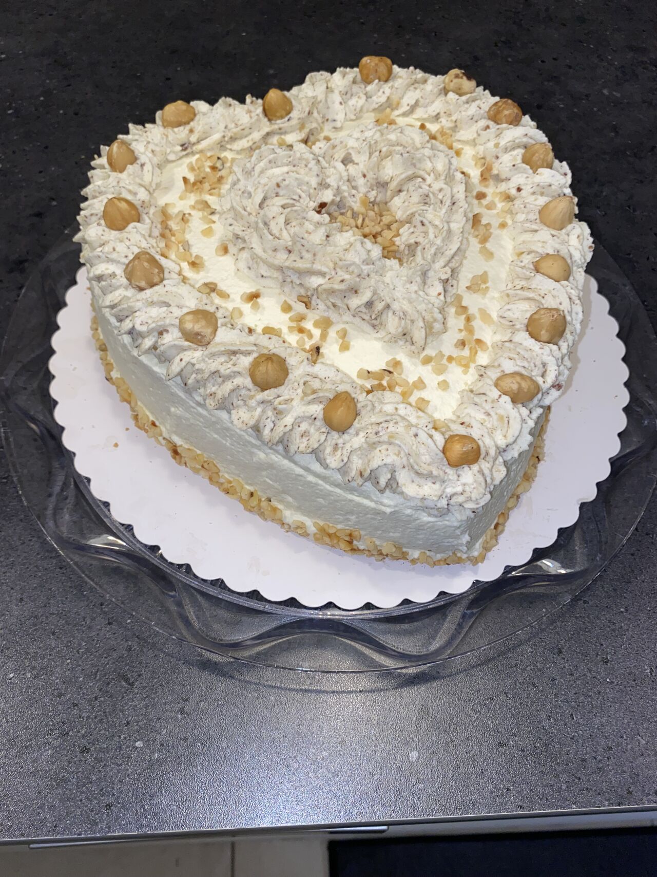 Nuss-Sahne als Herz Torte