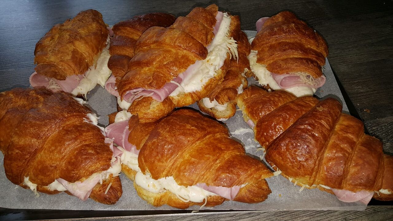 Croissants jambon, béchamel et gruyère râpé