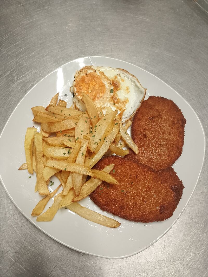 Lomo empanado con papas y huevo 