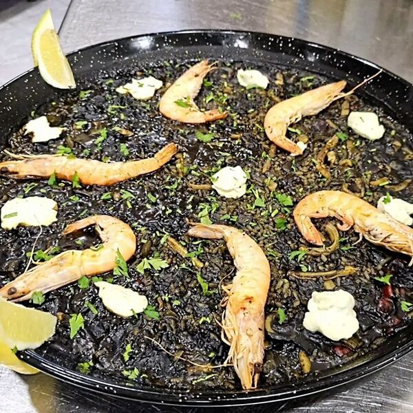 Arroz negro con calamar, langostinos a la brasa y alioli