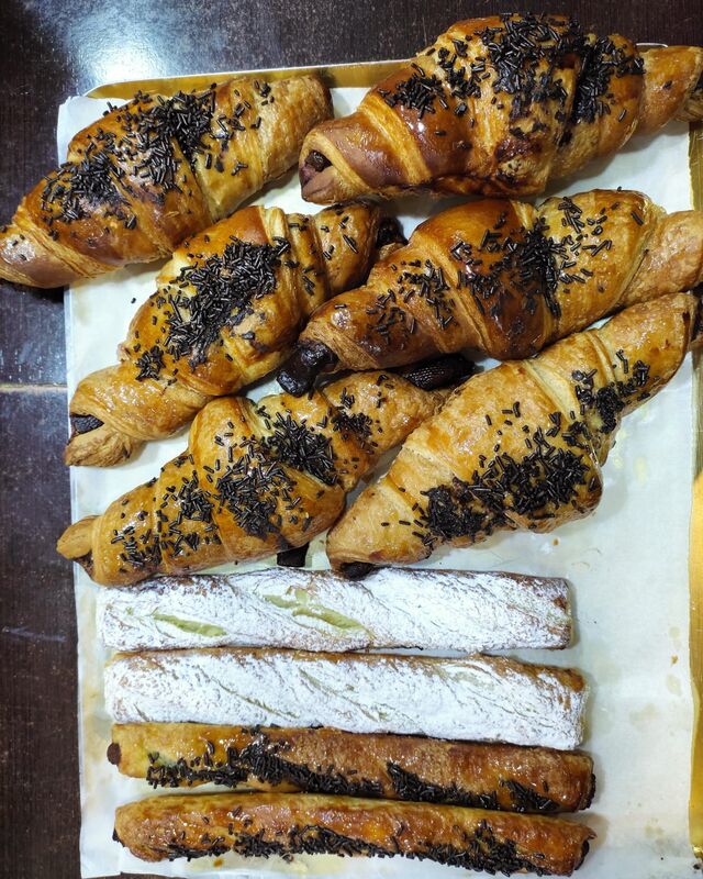 Croissant de chocolate y flautas