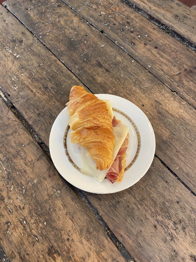 croissat farcito crudo e formaggio