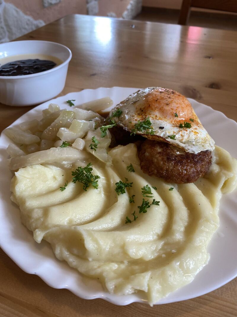 Beefsteak mit Spiegelei und Püree, dazu ein Dessert