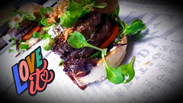 Lilahagyma-lekváros; Roqfortos - Vissza-vissza térő heti Burgerünk! 