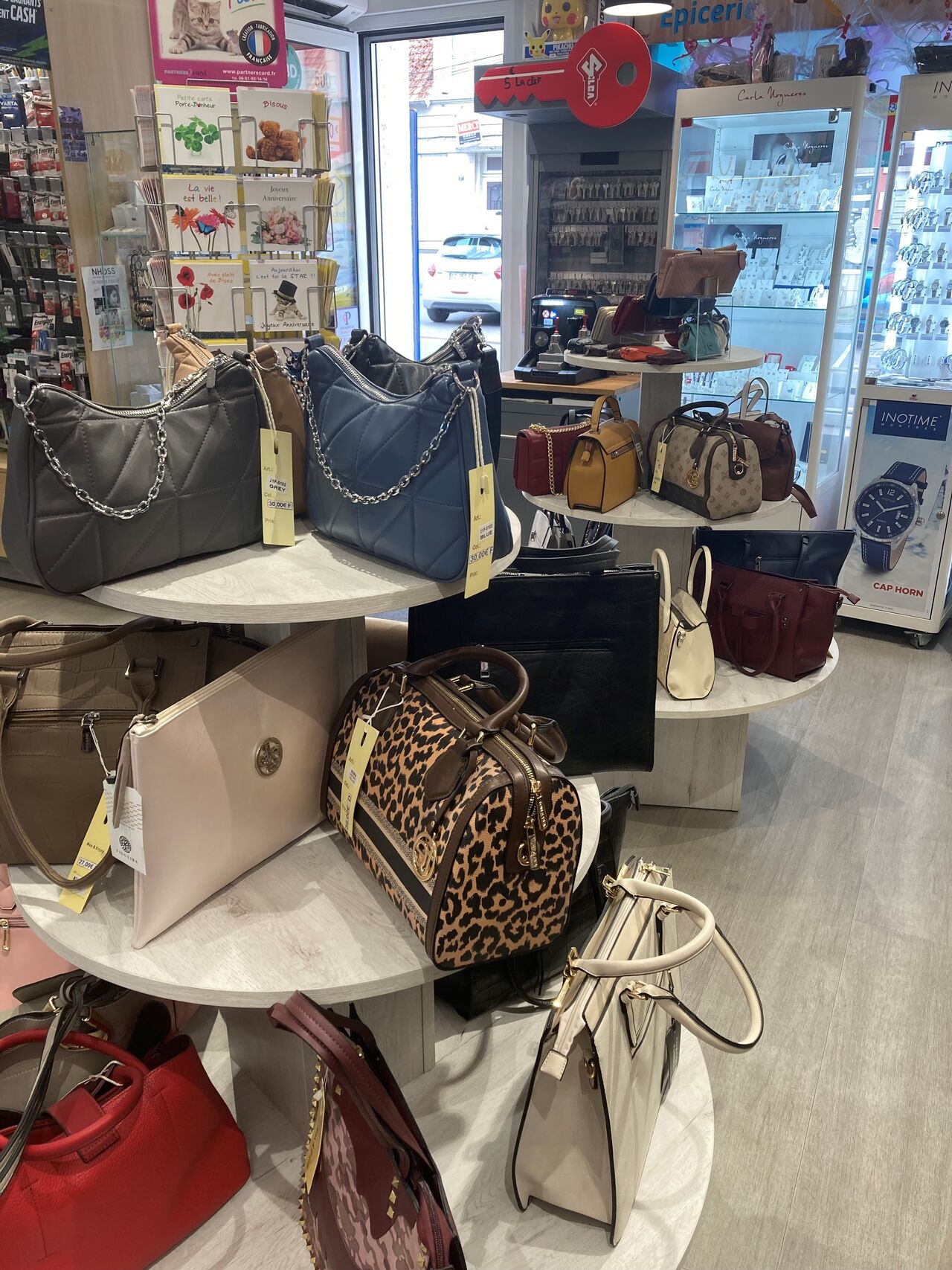 Nos sacs et porte feuilles pour hommes et femmes.