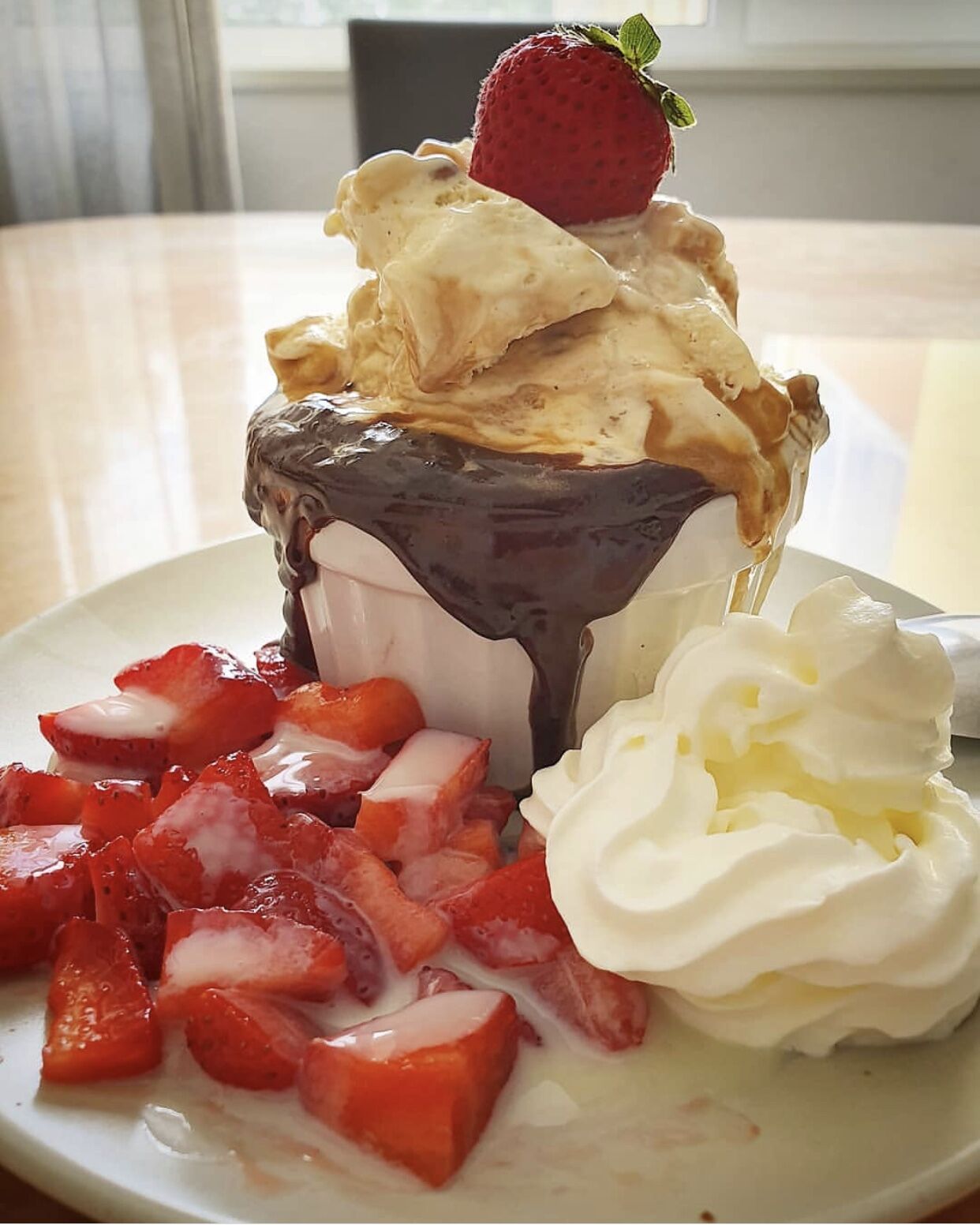 GrandGateau - Bolo quente, calda, sorvete, morango e chantili 