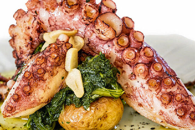 Polvo à Lagareiro
com azeite aveludado, batata ao murro, alho, azeitonas e legumes do dia