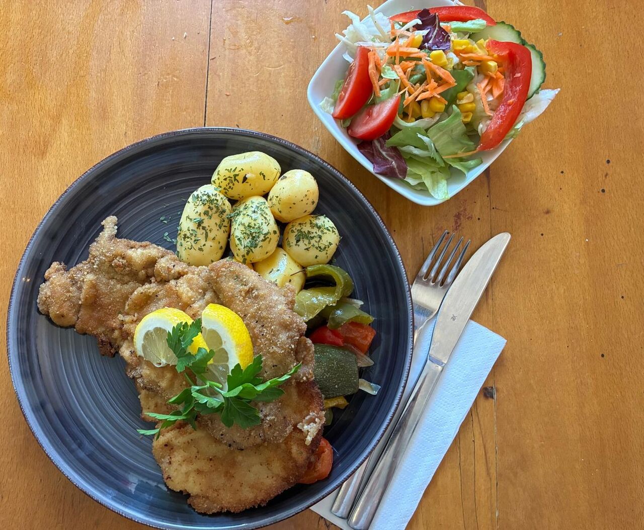 Hausgemachtes Schnitzel mit frischen Beilagen 🍽️
